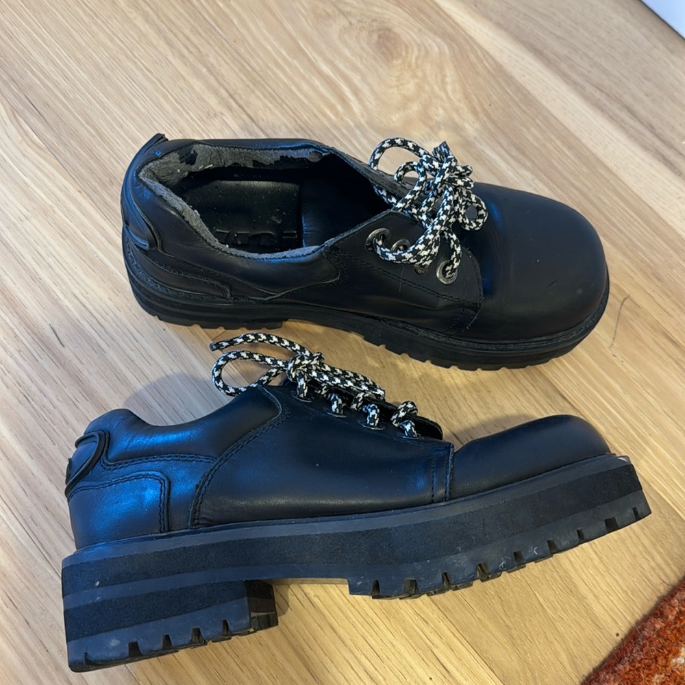 Unif Zoe shoe, size 6 in black